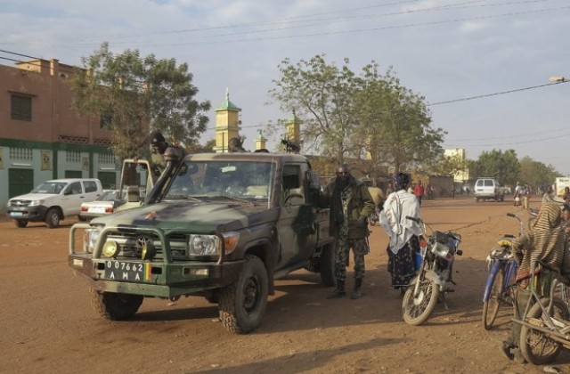 Заложническата криза в Мали приключи, 13 души са убити