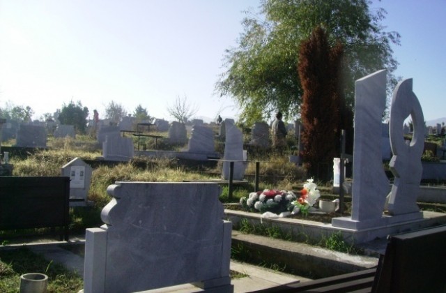 Ограбиха жена на гробищата
