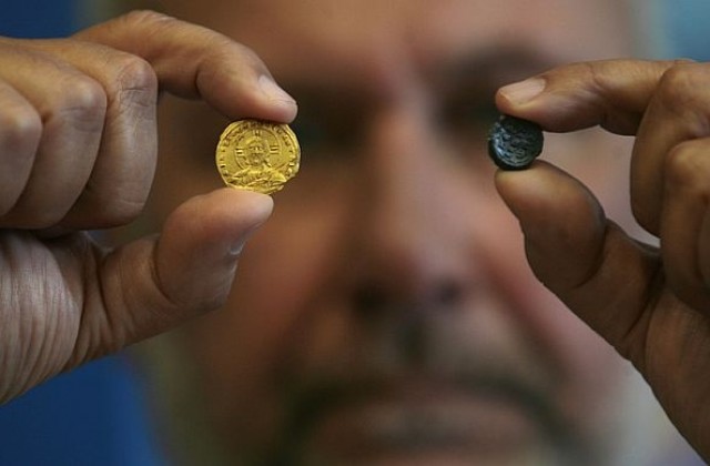 Показаха последните находки от Перперикон - рядка златна монета и оловен печат