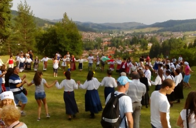 С кръшно великотърновско хоро завърши вторият ден от събора в Копривщица