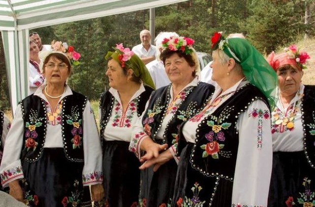 90-годишната баба Пенка изкатери местността Войводенец, за да усети автентичния български дух