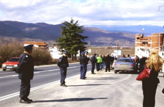 Кметове и жители в Петричко протестираха заради опасни дървета