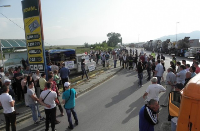 Кметове и жители в Петричко протестираха заради опасни дървета