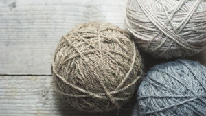 Учени предат прежда от животински кости и сухожилия