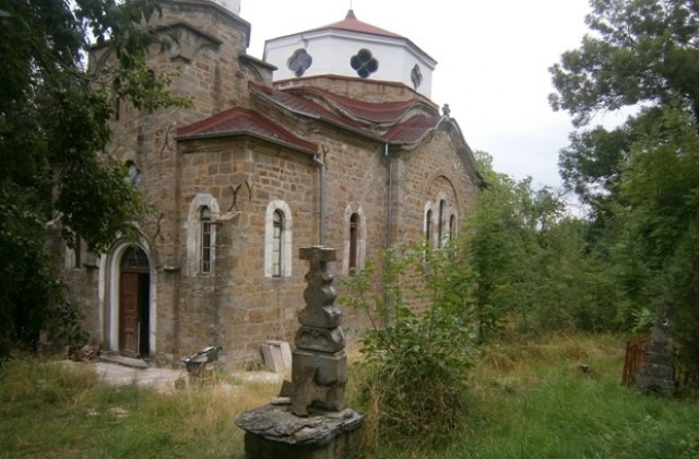 Спасяването на храма в село Здравковец е едно от чудесата, които всеки ден се случват около нас
