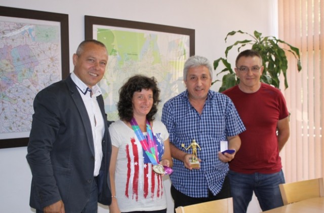 Общината продължава да подкрепя медалистката от игрите „Спешъл олимпикс“