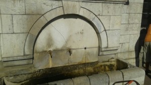 Вандали посегнаха на поправената чешма край Царевец