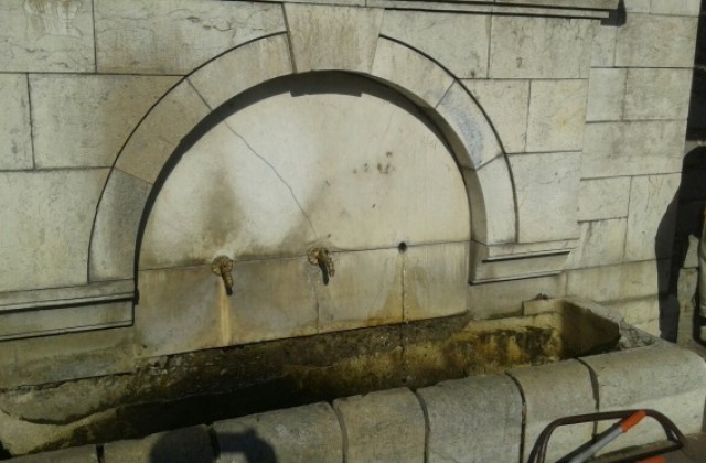 Вандали посегнаха на поправената чешма край Царевец