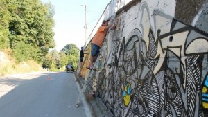 Графити разкрасяват входа на Елена