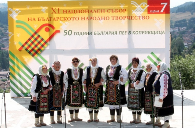 Една българка, която дава своя принос за съхраняване на фолклорните традиции, независимо от възрастта