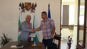 Драгомир Николов подписа първите два договора за изготвяне на обследване