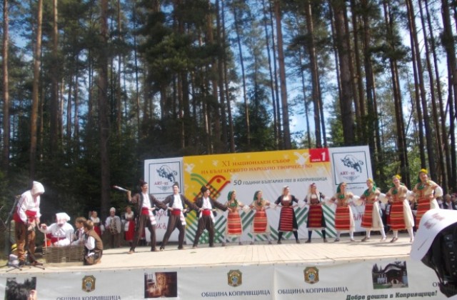 Плакети и грамоти за самодейците от Кюстендил, които се изявиха на събора в Копривщица