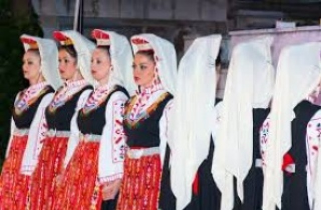 Отлично представяне на Долни чифлик на събора в Копривщица