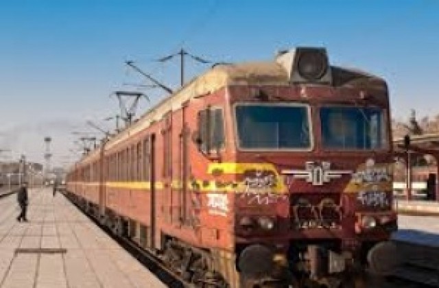 Дим в локомотива спря влака Варна – София