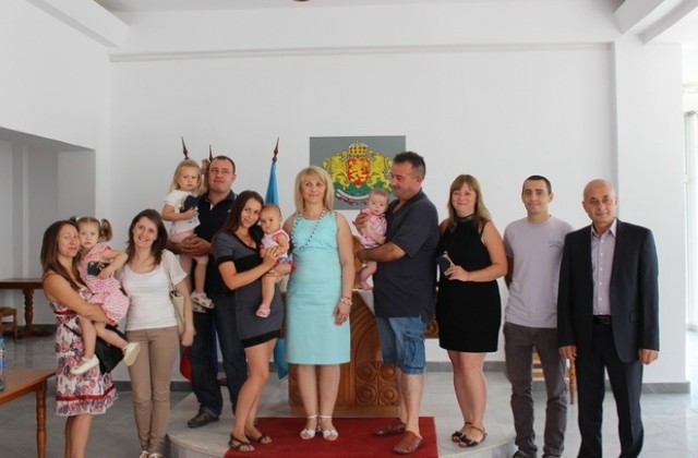 Кметът на Стражица поздрави семейства, сключили брак по време на мандата й