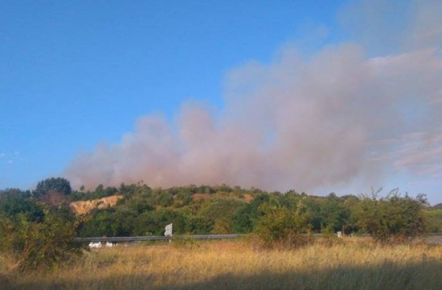 Голям горски пожар гори между Казанлък и Мъглиж