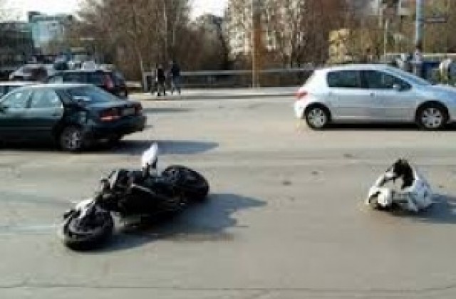 Моторист с опасност за живота след удар в стълб
