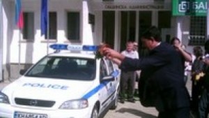 Разкриха бързо мъж нарязал гумите на колата на съсед