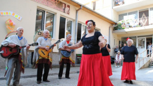 Артшоу със сладоледи си устроиха в Дома за възрастни хора