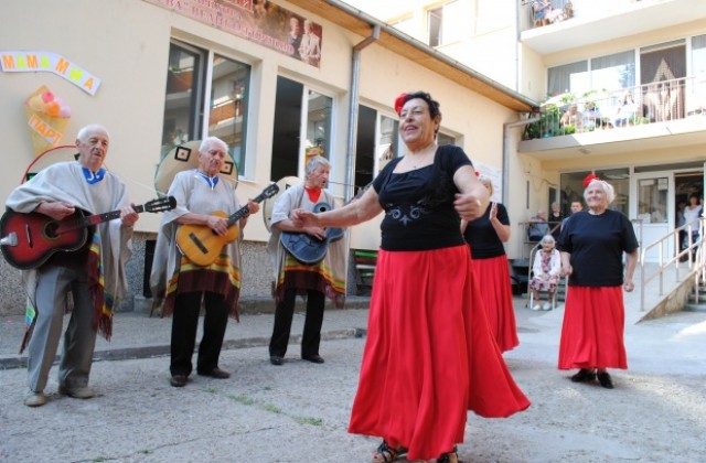 Арт-шоу със сладоледи си устроиха в Дома за възрастни хора (СНИМКИ)