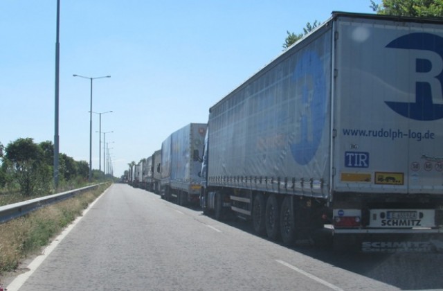 Ограничиха движението на ТИР-ове в областта заради жегата
