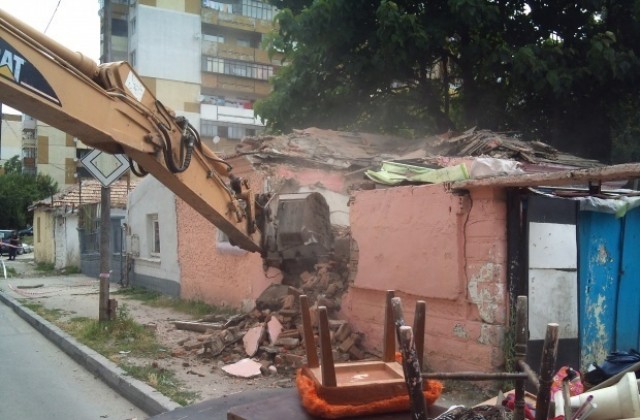 Отлагат събарянето на ромските къщи в Максуда