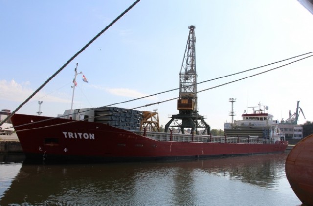 Пристанище Варна прие нов кораб (СНИМКИ)