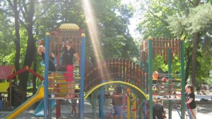 Община Дупница съвместно с мобилен оператор обновиха Градската градина