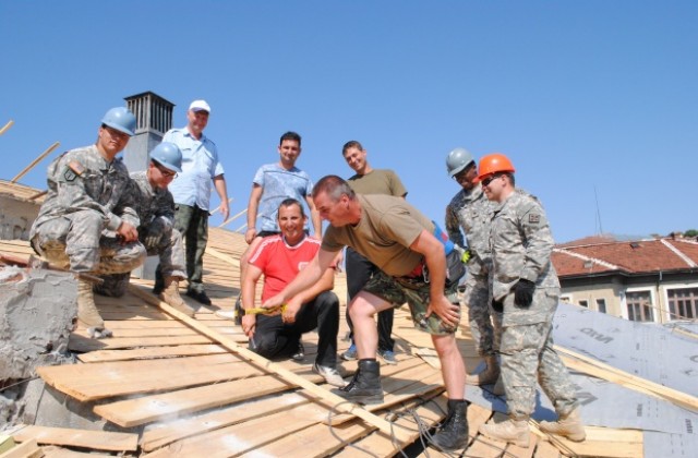 Американски и български военни ремонтират покрива на детска градина във В. Търново