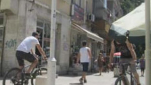 Момчешки групи с колела тормозят хора в центъра на Габрово