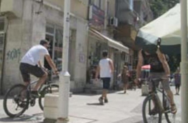 Момчешки групи с колела тормозят хора в центъра на Габрово