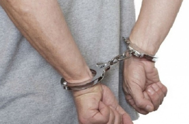 Задържаха 43-годишен, заплашвал полицаи с нож