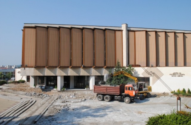 Изцяло обновяват площада и парка пред ДКС Васил Левски