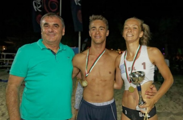 Данаил Папазов награди победителите в турнира по плажен волейбол