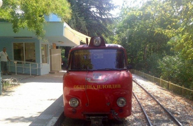 Деца от чужбина първи се повозиха на детската железница в Пловдив (СНИМКИ)