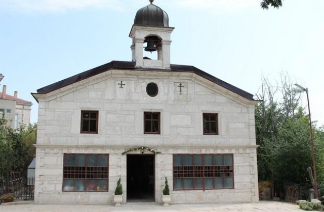 Откриха ремонтирания храм Свето Успение Богородично“ в Каварна