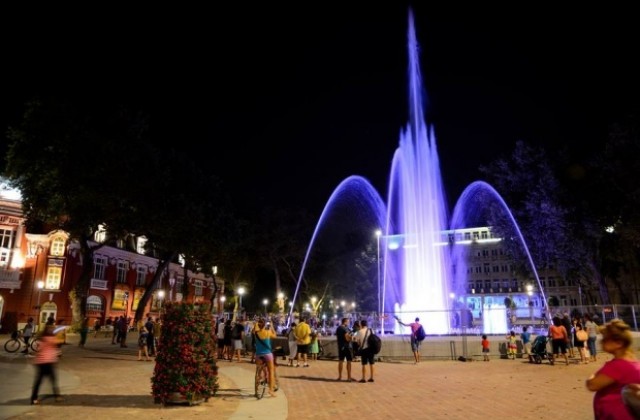 Нов фонтан изстрелва воден стълб до 41 м. в центъра на Варна