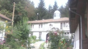 Осигуряват безплатен транспорт до манастира Покров Богородичен край Свищов