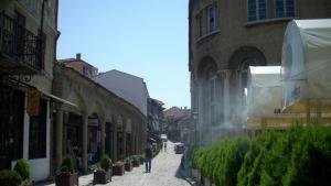 Деца стават чираци при майсторите на Самоводската чаршия във Велико