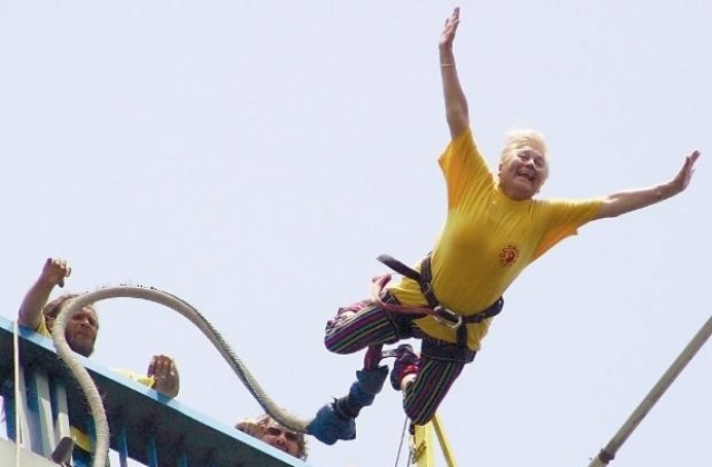 80-годишната Пенка Балева с рекорден скок от 192-метров мост