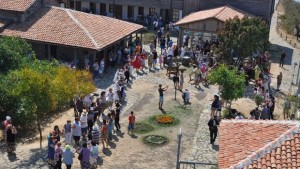 Стотици празнуваха на острова