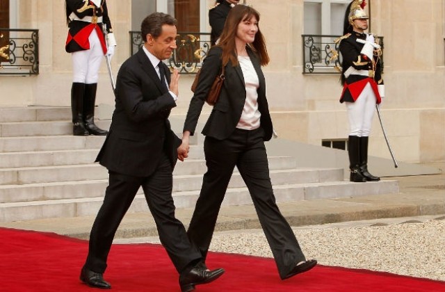 Осмяха Никола Саркози за снимка, на която изглежда по-висок от жена си