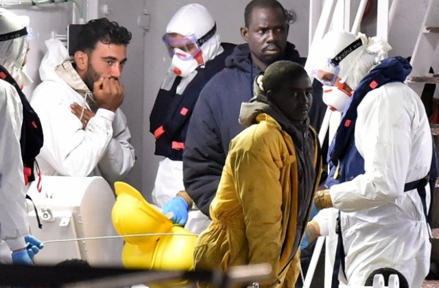 40 имигранти загинаха на корабче край Либия