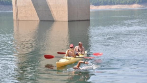 Маратонец преплува 20 километра от яз Кърджали за 4 часа