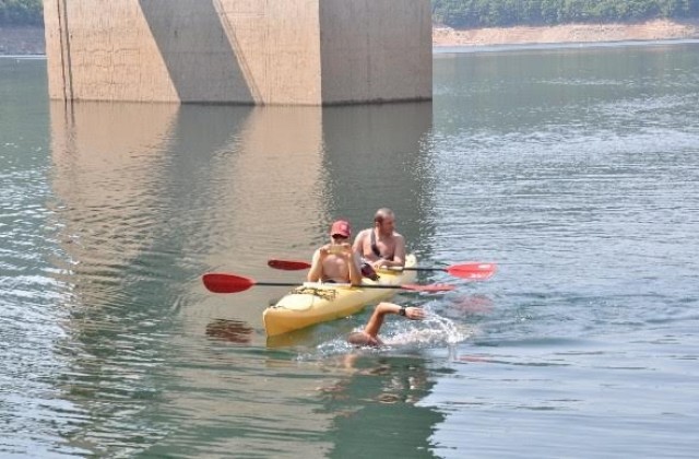 Маратонец преплува 20 километра от яз. Кърджали за 4 часа, посвети го на децата