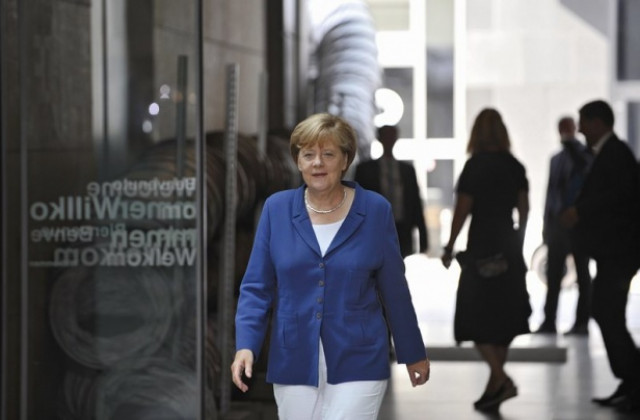 Меркел: Не е сигурно, че най-новият спасителен план за Гърция ще успее