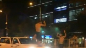 Арестуваха петима роми за кючек върху кола пред общината