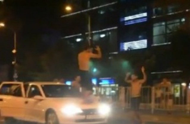 Арестуваха петима роми за кючек върху кола пред общината