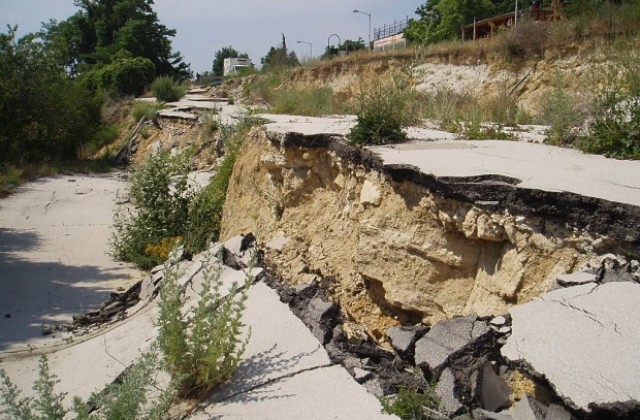 МРРБ се активизира за „Трифон Зарезан“, дава 100 000 лева за проучване на свлачището