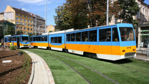 Трамваите се движат по трева около Руски паметник СНИМКИ